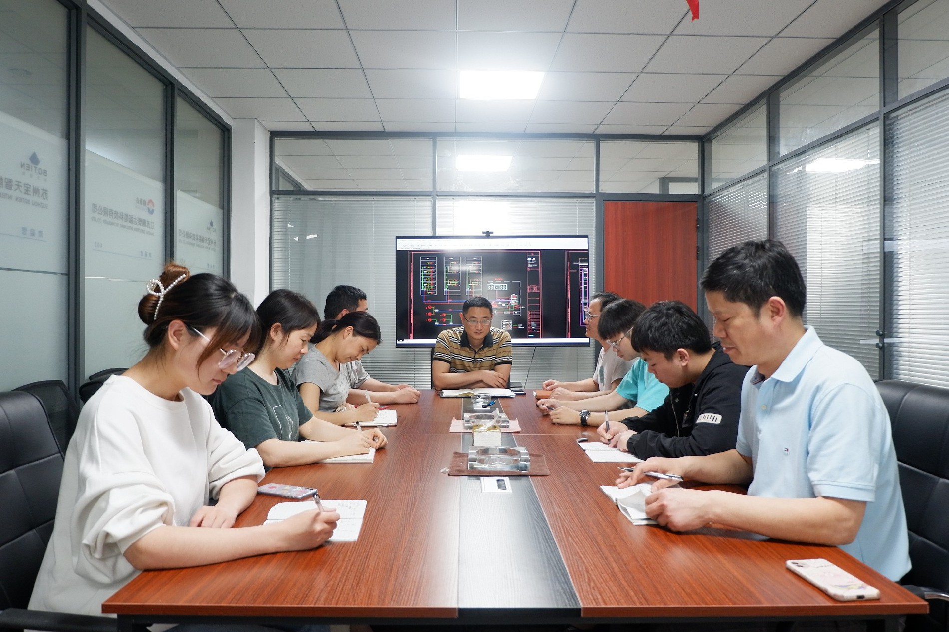 設(shè)計方案討論會議中